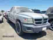 2008 Dodge Dakota z VIN 1D3HW38K18S590757, wystawiony jako IAAI lot #42501413 z przebiegiem Nie podano mil oraz . Historia ofert i sprzedaży dostępna na DreamBid. Obrazek 1.