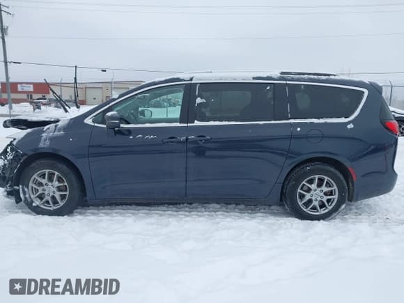 ✅ 2021 Chrysler Pacifica Touring • VIN: 2C4RC1FGXMR510215 • Lot: 43816651. Listed on IAAI with 98,759 mi. Free auction sales archive from the USA and detailed vehicle history report at DreamBid. Image 14.