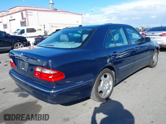 ✅ 2001 Mercedes-Benz E 320 • VIN: WDBJF70J91X060418 • Lot: 41750076. Listed on IAAI with 90,015 mi. Free auction sales archive from the USA and detailed vehicle history report at DreamBid. Image 4.