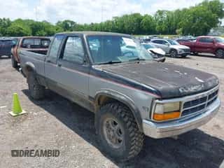 1993 Dodge Dakota z VIN 1B7GG23Y6PS282490, wystawiony jako IAAI lot #42215608 z przebiegiem 310 010 mil mil oraz . Historia ofert i sprzedaży dostępna na DreamBid. Obrazek 6.