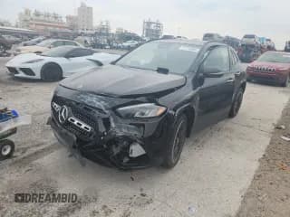 ✅ 2025 Mercedes-Benz GLA 250 • VIN: W1N4N4GB7SJ671334 • Лот: 71116095. Опубликован ранее на Copart с пробегом 56 087 миль. Бесплатный доступ к архиву аукционных продаж из США и подробный отчёт об истории автомобиля на DreamBid. Изображение 1.