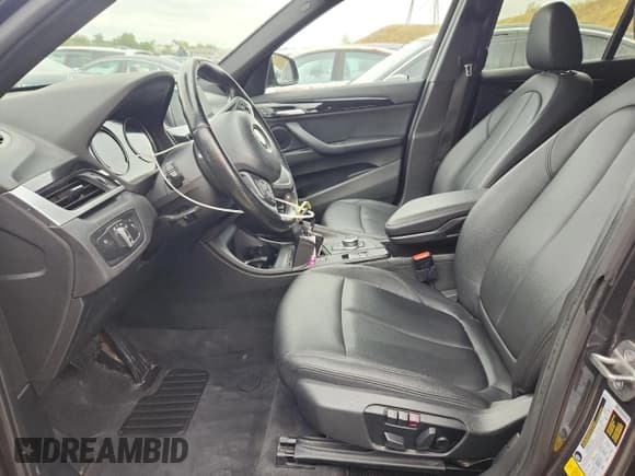 ✅ 2019 BMW X1 sDrive28i • VIN: WBXHU7C57K5L11781 • Lot: 84984175. Wystawiony na Copart z przebiegiem 96 925 mil. Bezpłatny archiwum sprzedaży aukcyjnych z USA i szczegółowy raport historii pojazdu na DreamBid. Zdjęcie 7.