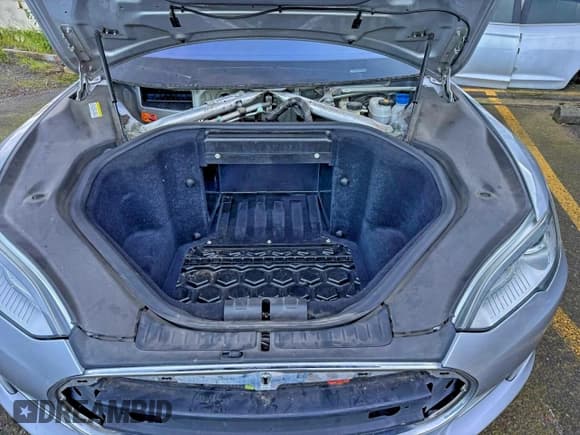 ✅ 2013 Tesla Model S • VIN: 5YJSA1CN1DFP26170 • Lot: 96016875. Wystawiony na Copart z przebiegiem Nie podano. Bezpłatny archiwum sprzedaży aukcyjnych z USA i szczegółowy raport historii pojazdu na DreamBid. Zdjęcie 7.