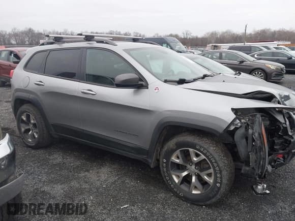 ✅ 2014 Jeep Cherokee Trailhawk • VIN: 1C4PJMBSXEW156973 • Lot: 43760581. Wystawiony na IAAI z przebiegiem 2 021 071 mil. Bezpłatny archiwum sprzedaży aukcyjnych z USA i szczegółowy raport historii pojazdu na DreamBid. Zdjęcie 13.