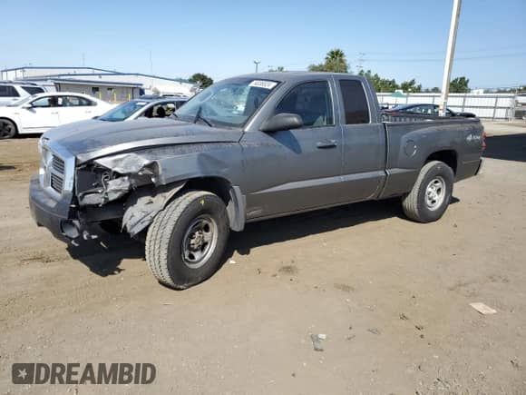 2005 Dodge Dakota ST z VIN 1D7HW22K65S204587, wystawiony jako Copart lot #74038824 z przebiegiem 176 919 mil mil oraz Szkoda całkowita • Salvage title. Historia ofert i sprzedaży dostępna na DreamBid. Obrazek 1.