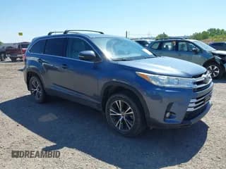 ✅ 2019 Toyota Highlander LE • VIN: 5TDBZRFH5KS704727 • Lot: 42670896. Wystawiony na IAAI z przebiegiem 81 002 mil. Bezpłatny archiwum sprzedaży aukcyjnych z USA i szczegółowy raport historii pojazdu na DreamBid. Zdjęcie 1.