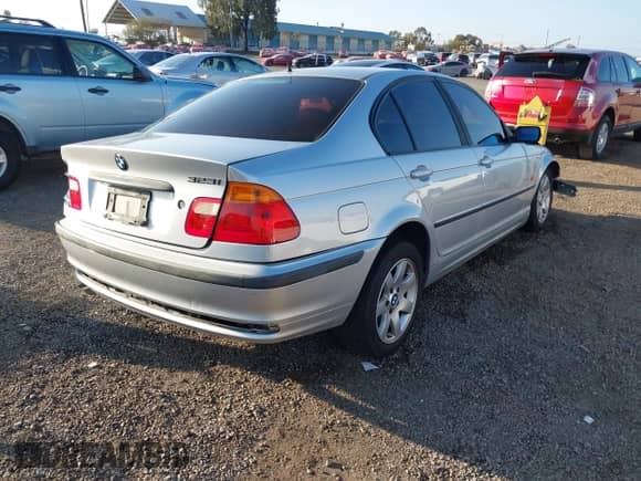 1999 BMW 3 Series 323i с VIN WBAAM3335XFP60154, выставлен на аукционе IAAI как лот 41593866 с пробегом 189 367 миль миль и . История ставок и продаж доступна на DreamBid. Изображение 4.