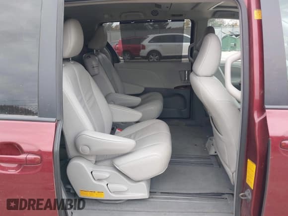 ✅ 2011 Toyota Sienna XLE AAS • VIN: 5TDYK3DC0BS131092 • Lot: 43567083. Listed on IAAI with 274,743 mi. Free auction sales archive from the USA and detailed vehicle history report at DreamBid. Image 8.