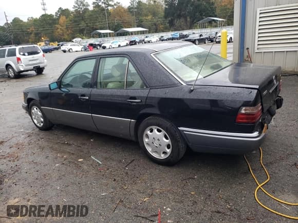 ✅ 1995 Mercedes-Benz E 320 • VIN: WDBEB31E6SC142087 • Лот: 84019814. Опубликован ранее на Copart с пробегом 231 961 миль. Бесплатный доступ к архиву аукционных продаж из США и подробный отчёт об истории автомобиля на DreamBid. Изображение 2.