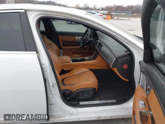✅ 2014 Jaguar XF SC • VIN: SAJWJ0EF4E8U18124 • Lot: 43925481. Wystawiony na IAAI z przebiegiem Nie podano. Bezpłatny archiwum sprzedaży aukcyjnych z USA i szczegółowy raport historii pojazdu na DreamBid. Zdjęcie 5.