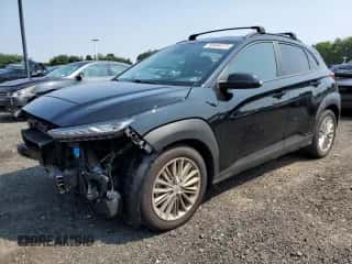 ✅ 2021 Hyundai Kona SEL Plus • VIN: KM8K6CAA2MU722743 • Лот: 58909273. Размещён на Copart с пробегом 54 885 миль миль. Получите бесплатный доступ к архиву аукционных продаж из США и посмотрите подробный отчёт об истории автомобиля на DreamBid. Изображение 1.