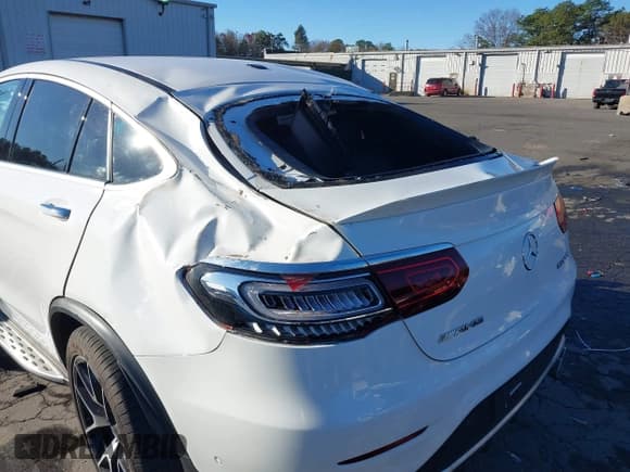 ✅ 2023 Mercedes-Benz GLC 43 AMG • VIN: W1N0J6EB8PG150734 • Лот: 43662903. Опубликован ранее на IAAI с пробегом 9 048 миль. Бесплатный доступ к архиву аукционных продаж из США и подробный отчёт об истории автомобиля на DreamBid. Изображение 6.