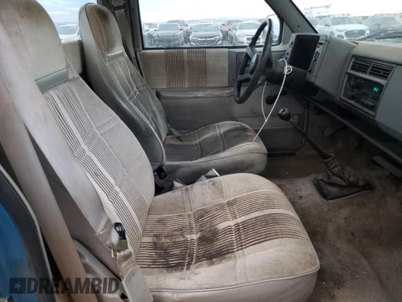 ✅ 1992 Chevrolet S-10 • VIN: 1GCCS14R6N8218748 • Lot: 92470245. Wystawiony na Copart z przebiegiem 237 123 mil. Bezpłatny archiwum sprzedaży aukcyjnych z USA i szczegółowy raport historii pojazdu na DreamBid. Zdjęcie 10.