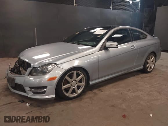 ✅ 2013 Mercedes-Benz C 350 • VIN: WDDGJ8JB8DG056443 • Lot: 41336451. Wystawiony na IAAI z przebiegiem 100 788 mil. Bezpłatny archiwum sprzedaży aukcyjnych z USA i szczegółowy raport historii pojazdu na DreamBid. Zdjęcie 18.