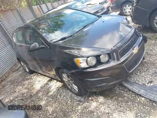 2015 Chevrolet Sonic LT z VIN 1G1JC6SB9F4220101, wystawiony jako IAAI lot #42811257 z przebiegiem 160 507 mil mil oraz . Historia ofert i sprzedaży dostępna na DreamBid. Obrazek 1.