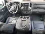 ✅ 2021 Chevrolet Silverado 1500 Custom Trail Boss • VIN: 3GCPYCEL7MG178503 • Lot: 71582184. Wystawiony na Copart z przebiegiem 59 669 mil. Bezpłatny archiwum sprzedaży aukcyjnych z USA i szczegółowy raport historii pojazdu na DreamBid. Zdjęcie 8.