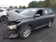 ✅ 2012 Toyota Highlander • VIN: 5TDBK3EH7CS107972 • Лот: 43434009. Опубликован ранее на IAAI с пробегом 105 888 миль. Бесплатный доступ к архиву аукционных продаж из США и подробный отчёт об истории автомобиля на DreamBid. Изображение 2.