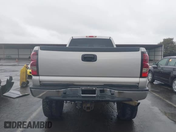 ✅ 2005 Chevrolet Silverado 2500HD LT • VIN: 1GCHK23275F916541 • Lot: 41798766. Wystawiony na IAAI z przebiegiem 80 169 mil. Bezpłatny archiwum sprzedaży aukcyjnych z USA i szczegółowy raport historii pojazdu na DreamBid. Zdjęcie 16.