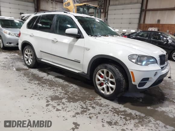 ✅ 2012 BMW X5 35i • VIN: 5UXZV4C51CL757711 • Lot: 43827994. Listed on IAAI with 138,452 mi. Free auction sales archive from the USA and detailed vehicle history report at DreamBid. Image 1.