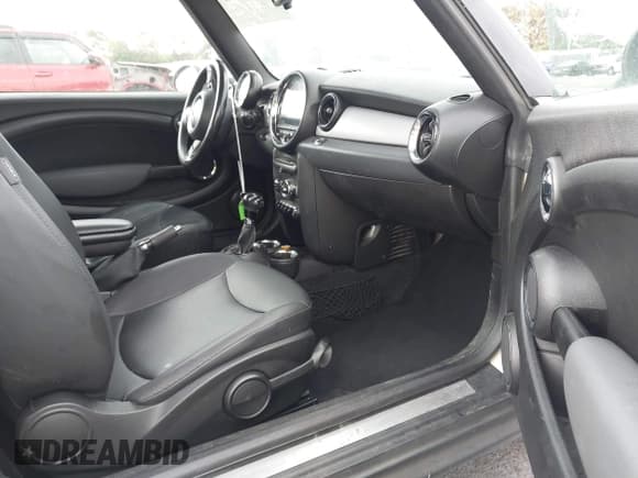 ✅ 2012 MINI Convertible • VIN: WMWZN3C5XCT135195 • Лот: 43326760. Опубликован ранее на IAAI с пробегом 122 358 миль. Бесплатный доступ к архиву аукционных продаж из США и подробный отчёт об истории автомобиля на DreamBid. Изображение 5.