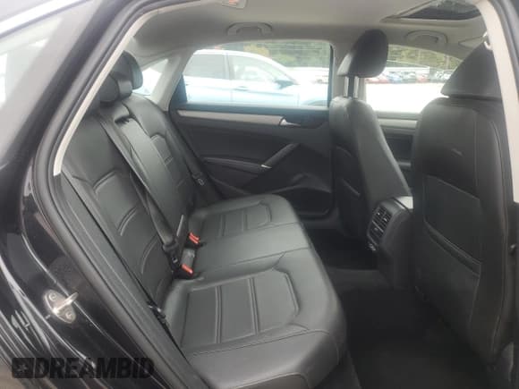 ✅ 2021 Volkswagen Passat SE • VIN: 1VWSA7A3XMC002394 • Lot: 67683935. Wystawiony na Copart z przebiegiem 92 514 mil. Bezpłatny archiwum sprzedaży aukcyjnych z USA i szczegółowy raport historii pojazdu na DreamBid. Zdjęcie 10.