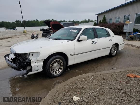 ✅ 2001 Lincoln Town Car Signature • VIN: 1LNHM82W61Y633561 • Lot: 62776305. Wystawiony na Copart z przebiegiem Nie podano. Bezpłatny archiwum sprzedaży aukcyjnych z USA i szczegółowy raport historii pojazdu na DreamBid. Zdjęcie 1.