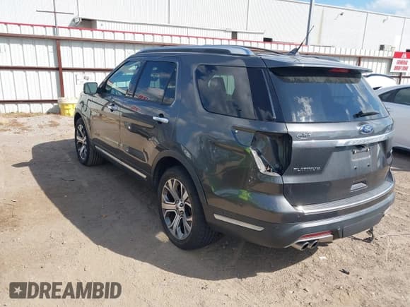 ✅ 2018 Ford Explorer Platinum • VIN: 1FM5K8HT4JGA14095 • Lot: 43412751. Wystawiony na IAAI z przebiegiem 101 729 mil. Bezpłatny archiwum sprzedaży aukcyjnych z USA i szczegółowy raport historii pojazdu na DreamBid. Zdjęcie 3.