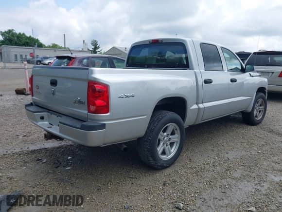 2008 Dodge Dakota SXT z VIN 1D7HW38K98S594036, wystawiony jako IAAI lot #42418267 z przebiegiem 77 135 mil mil oraz . Historia ofert i sprzedaży dostępna na DreamBid. Obrazek 4.