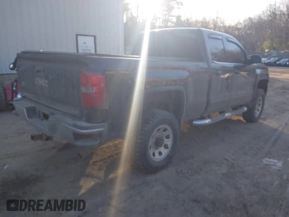 ✅ 2015 GMC Sierra 2500HD SLE • VIN: 1GT22YEGXFZ143906 • Lot: 41773661. Listed on IAAI with 170,160 mi. Free auction sales archive from the USA and detailed vehicle history report at DreamBid. Image 4.
