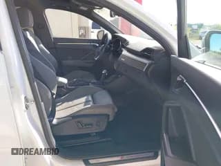 ✅ 2019 Audi Q3 S line Premium Plus • VIN: WA1EECF34K1085216 • Lot: 43607790. Wystawiony na IAAI z przebiegiem 126 674 mil. Bezpłatny archiwum sprzedaży aukcyjnych z USA i szczegółowy raport historii pojazdu na DreamBid. Zdjęcie 5.