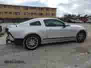 2014 Ford Mustang V6 z VIN 1ZVBP8AM9E5253703, wystawiony jako Copart lot #86166665 z przebiegiem 139 131 mil mil oraz Szkoda całkowita • Salvage title. Historia ofert i sprzedaży dostępna na DreamBid. Obrazek 3.