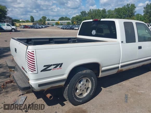 ✅ 1995 GMC Sierra 1500 • VIN: 2GTEK19K7S1500285 • Lot: 43091887. Listed on IAAI with 240,990 mi. Free auction sales archive from the USA and detailed vehicle history report at DreamBid. Image 4.
