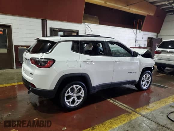 2024 Jeep Compass Latitude с VIN 3C4NJDBNXRT110427, выставлен на аукционе Copart как лот 90045035 с пробегом 16 695 миль миль и Списание • Salvage title. История ставок и продаж доступна на DreamBid. Изображение 3.