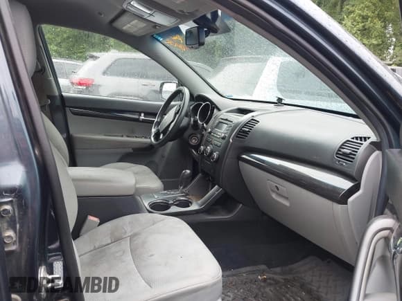 ✅ 2011 Kia Sorento LX • VIN: 5XYKTCA18BG038727 • Lot: 42528234. Listed on IAAI with 207,282 mi. Free auction sales archive from the USA and detailed vehicle history report at DreamBid. Image 5.