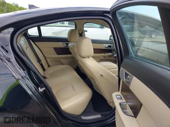 ✅ 2013 Jaguar XF RWD • VIN: SAJWA0ES9DPS98645 • Lot: 42605636. Wystawiony na IAAI z przebiegiem 92 290 mil. Bezpłatny archiwum sprzedaży aukcyjnych z USA i szczegółowy raport historii pojazdu na DreamBid. Zdjęcie 8.