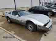 1985 Chevrolet Corvette z VIN 1G1YY0789F5106636, wystawiony jako Copart lot #86161924 z przebiegiem 105 024 mil mil oraz Szkoda całkowita • Salvage title. Historia ofert i sprzedaży dostępna na DreamBid. Obrazek 4.