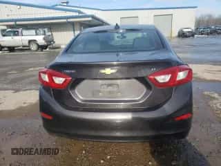 2017 Chevrolet Cruze LT z VIN 1G1BE5SM9H7144732, wystawiony jako Copart lot #68511212 z przebiegiem 92 582 mil mil oraz . Historia ofert i sprzedaży dostępna na DreamBid. Obrazek 6.