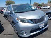 ✅ 2014 Toyota Sienna SE • VIN: 5TDXK3DC8ES417109 • Лот: 42623735. Опубликован ранее на IAAI с пробегом 96 234 миль. Бесплатный доступ к архиву аукционных продаж из США и подробный отчёт об истории автомобиля на DreamBid. Изображение 1.