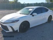 ✅ 2025 Toyota Camry SE • VIN: 4T1DAACK3SU575511 • Лот: 43449178. Опубликован ранее на IAAI с пробегом 9 721 миль. Бесплатный доступ к архиву аукционных продаж из США и подробный отчёт об истории автомобиля на DreamBid. Изображение 2.