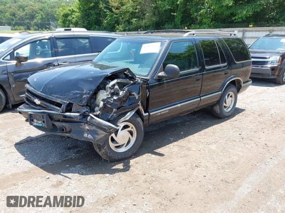 ✅ 1997 Chevrolet Blazer LS • VIN: 1GNDT13W0V2182560 • Лот: 42463604. Опубликован ранее на IAAI с пробегом 106 543 миль. Бесплатный доступ к архиву аукционных продаж из США и подробный отчёт об истории автомобиля на DreamBid. Изображение 2.