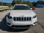 ✅ 2019 Jeep Cherokee Latitude • VIN: 1C4PJMCXXKD360013 • Lot: 86809815. Wystawiony na Copart z przebiegiem 111 518 mil. Bezpłatny archiwum sprzedaży aukcyjnych z USA i szczegółowy raport historii pojazdu na DreamBid. Zdjęcie 5.