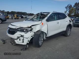 ✅ 2023 Buick Encore GX Essence • VIN: KL4MMFSL1PB007368 • Лот: 92098945. Опубликован ранее на Copart с пробегом 68 624 миль. Бесплатный доступ к архиву аукционных продаж из США и подробный отчёт об истории автомобиля на DreamBid. Изображение 1.