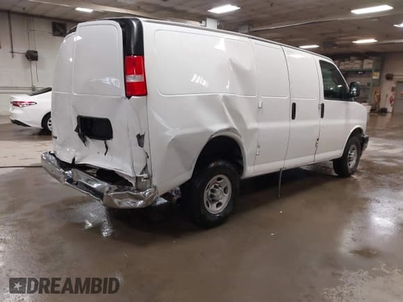 ✅ 2020 Chevrolet Express Cargo • VIN: 1GCWGAFP5L1266659 • Lot: 42067566. Wystawiony na IAAI z przebiegiem 122 413 mil. Bezpłatny archiwum sprzedaży aukcyjnych z USA i szczegółowy raport historii pojazdu na DreamBid. Zdjęcie 4.