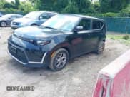 ✅ 2023 Kia Soul LX • VIN: KNDJ23AU6P7850380 • Lot: 42647275. Wystawiony na IAAI z przebiegiem 46 982 mil. Bezpłatny archiwum sprzedaży aukcyjnych z USA i szczegółowy raport historii pojazdu na DreamBid. Zdjęcie 2.