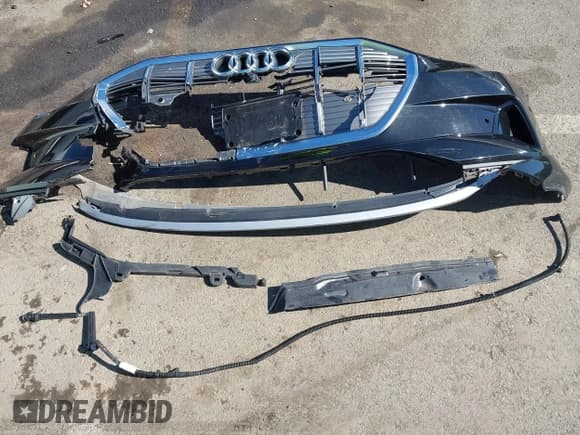 ✅ 2019 Audi e-tron Premium Plus • VIN: WA1LAAGEXKB021974 • Lot: 43271469. Listed on IAAI with 31,977 mi. Free auction sales archive from the USA and detailed vehicle history report at DreamBid. Image 12.