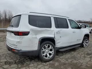 ✅ 2022 Jeep Wagoneer Series II • VIN: 1C4SJUBTXNS165389 • Lot: 43378603. Wystawiony na Copart z przebiegiem 24 605 mil. Bezpłatny archiwum sprzedaży aukcyjnych z USA i szczegółowy raport historii pojazdu na DreamBid. Zdjęcie 3.