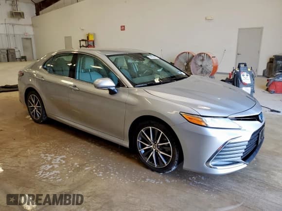 ✅ 2022 Toyota Camry Hybrid XLE • VIN: 4T1F31AK0NU593703 • Lot: 81251765. Wystawiony na Copart z przebiegiem 36 247 mil. Bezpłatny archiwum sprzedaży aukcyjnych z USA i szczegółowy raport historii pojazdu na DreamBid. Zdjęcie 4.