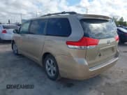 ✅ 2011 Toyota Sienna LE • VIN: 5TDKK3DC2BS115014 • Lot: 43668446. Wystawiony na IAAI z przebiegiem 193 824 mil. Bezpłatny archiwum sprzedaży aukcyjnych z USA i szczegółowy raport historii pojazdu na DreamBid. Zdjęcie 3.