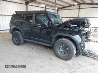 ✅ 2024 Toyota Land Cruiser • VIN: JTEABFAJ1R5007172 • Lot: 42675154. Wystawiony na IAAI z przebiegiem 10 050 mil. Bezpłatny archiwum sprzedaży aukcyjnych z USA i szczegółowy raport historii pojazdu na DreamBid. Zdjęcie 1.