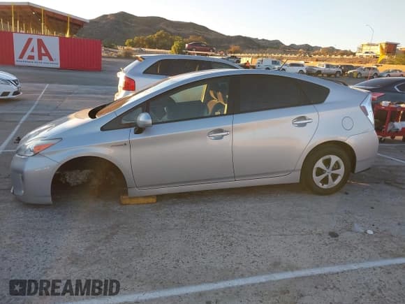 ✅ 2015 Toyota Prius Two • VIN: JTDKN3DU9F1992327 • Lot: 43778331. Wystawiony na IAAI z przebiegiem 218 119 mil. Bezpłatny archiwum sprzedaży aukcyjnych z USA i szczegółowy raport historii pojazdu na DreamBid. Zdjęcie 15.